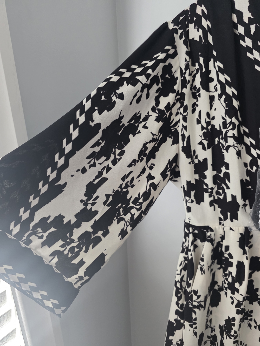 Cabi Black & White Floral V-Neck Dress Size Medium 3/4 sleeve - Picture 4 of 15